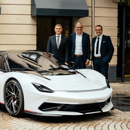 (v.l.) Ralf Göttel, CEO BENTELER Gruppe, Jörg Rüger, CEO Bosch Engineering, und Michael Perschke, CEO Automobili Pininfarina, freuen sich über die Bekanntgabe der strategischen Zusammenarbeit für eine Plattform elektrischer Luxusfahrzeuge.