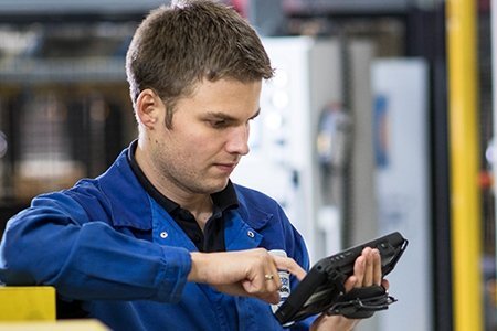Mitarbeiter nutzt Service Now App