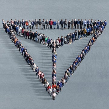 BENTELER Logo geformt durch Mitarbeiter 