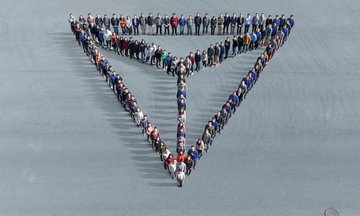 People in line forming the BENTELER-Diamond 