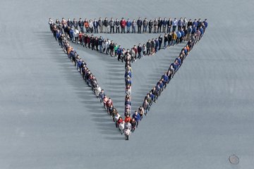 People in line forming the BENTELER-Diamond 