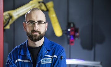 BENTELER Automotive employee in plant at Paderborn Talle 