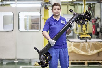 BENTELER Automotive Paderborn employee working on cassis components 