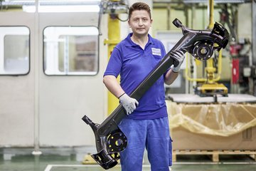 BENTELER Automotive Paderborn employee working on cassis components 