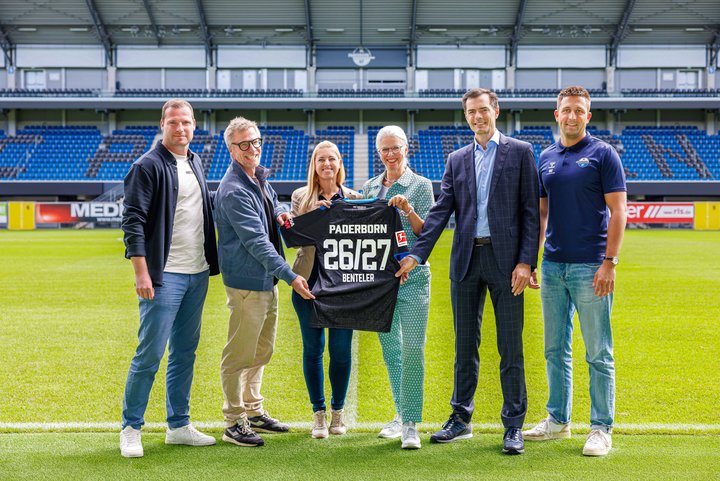 Fußballtrikot mit Paderborn 26/27 Benteler im Stadion Benteler-Arena auf dem Rasen